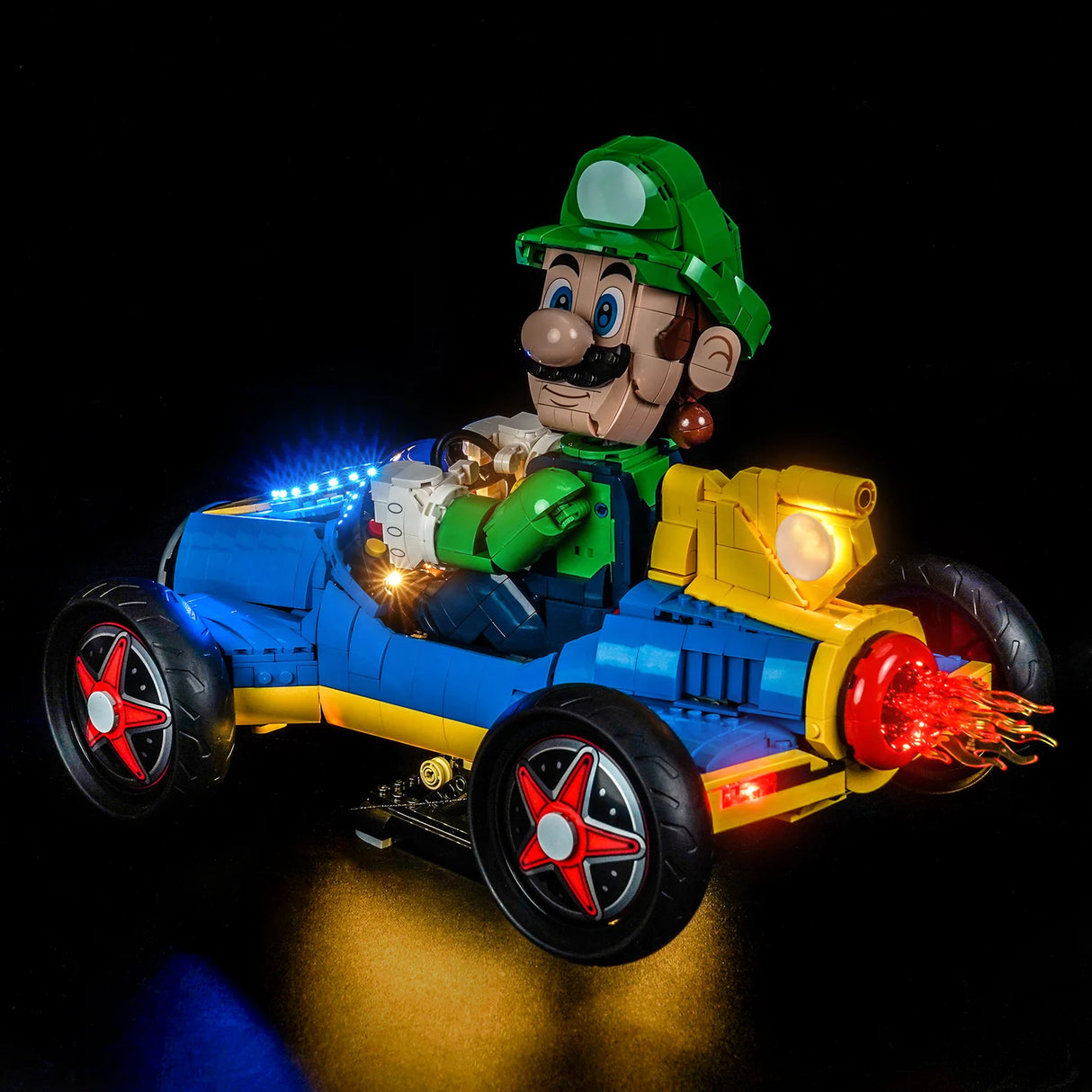 Luigi in einem blauen und gelben Rennwagen aus Lego mit leuchtenden Lichtern und Flammen am Heck