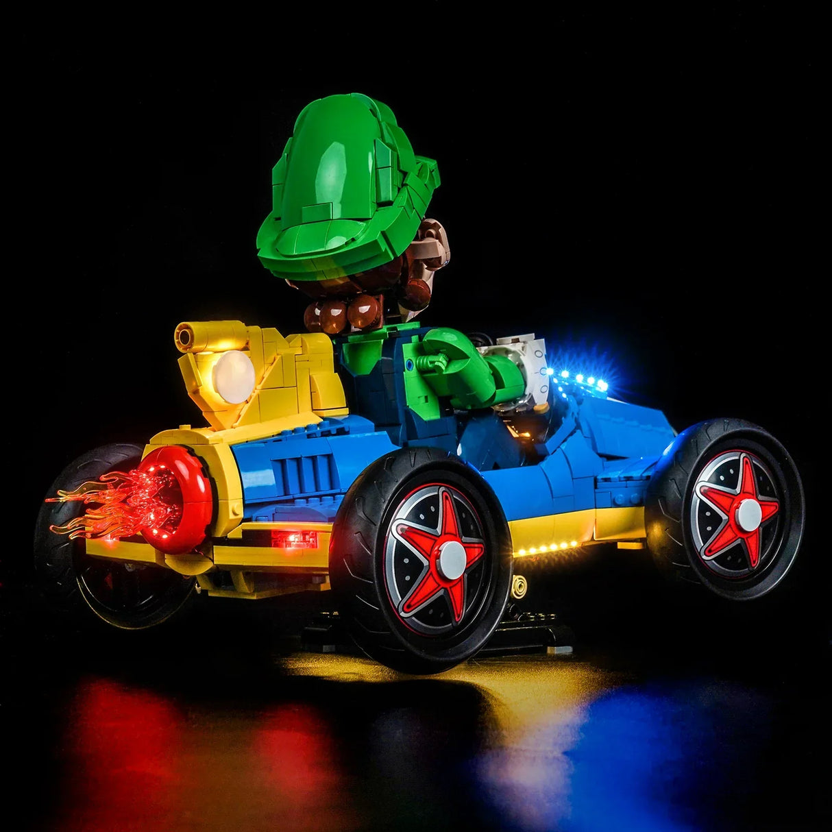 Luigi in einem leuchtenden blauen und gelben Rennwagen mit roten Flammen am Auspuff