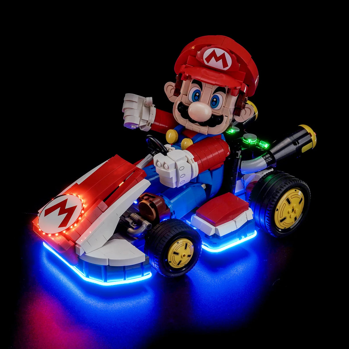 Lego Mario Kart mit leuchtenden blauen und roten Lichtern auf schwarzem Hintergrund