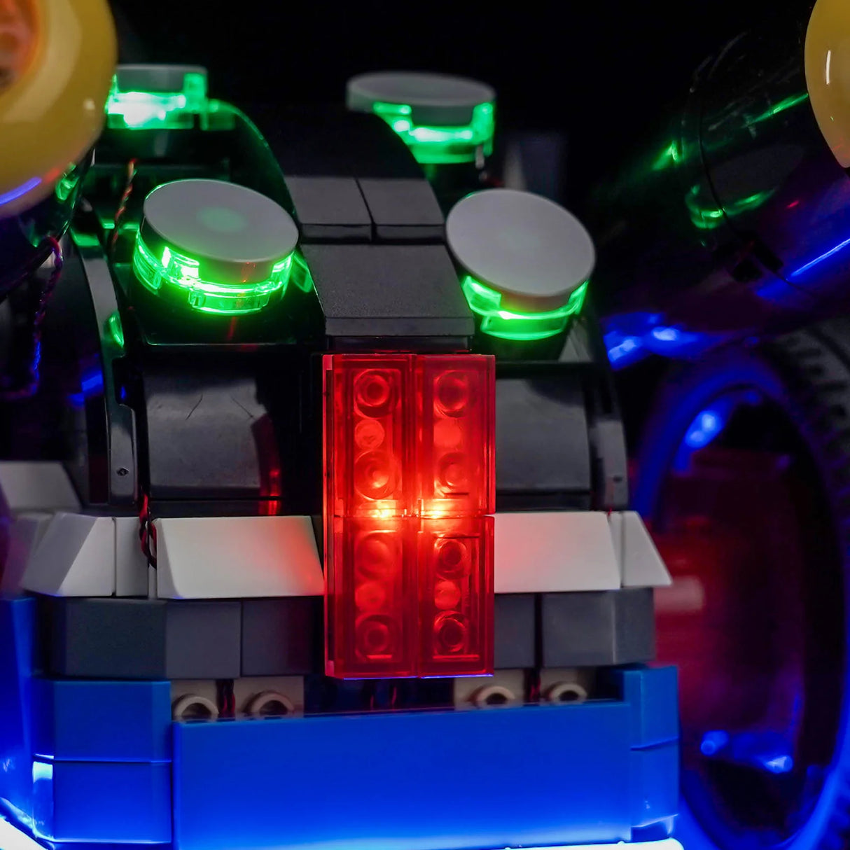 Nahaufnahme eines Lego-Modells mit roten, grünen und blauen Lichtern