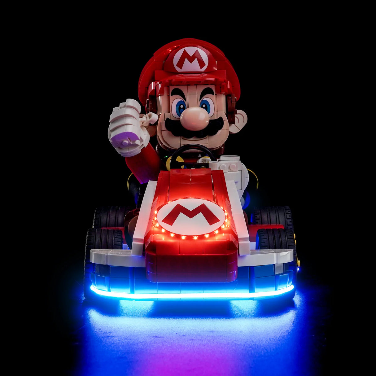 Lego Mario Kart mit leuchtenden roten und blauen Lichtern