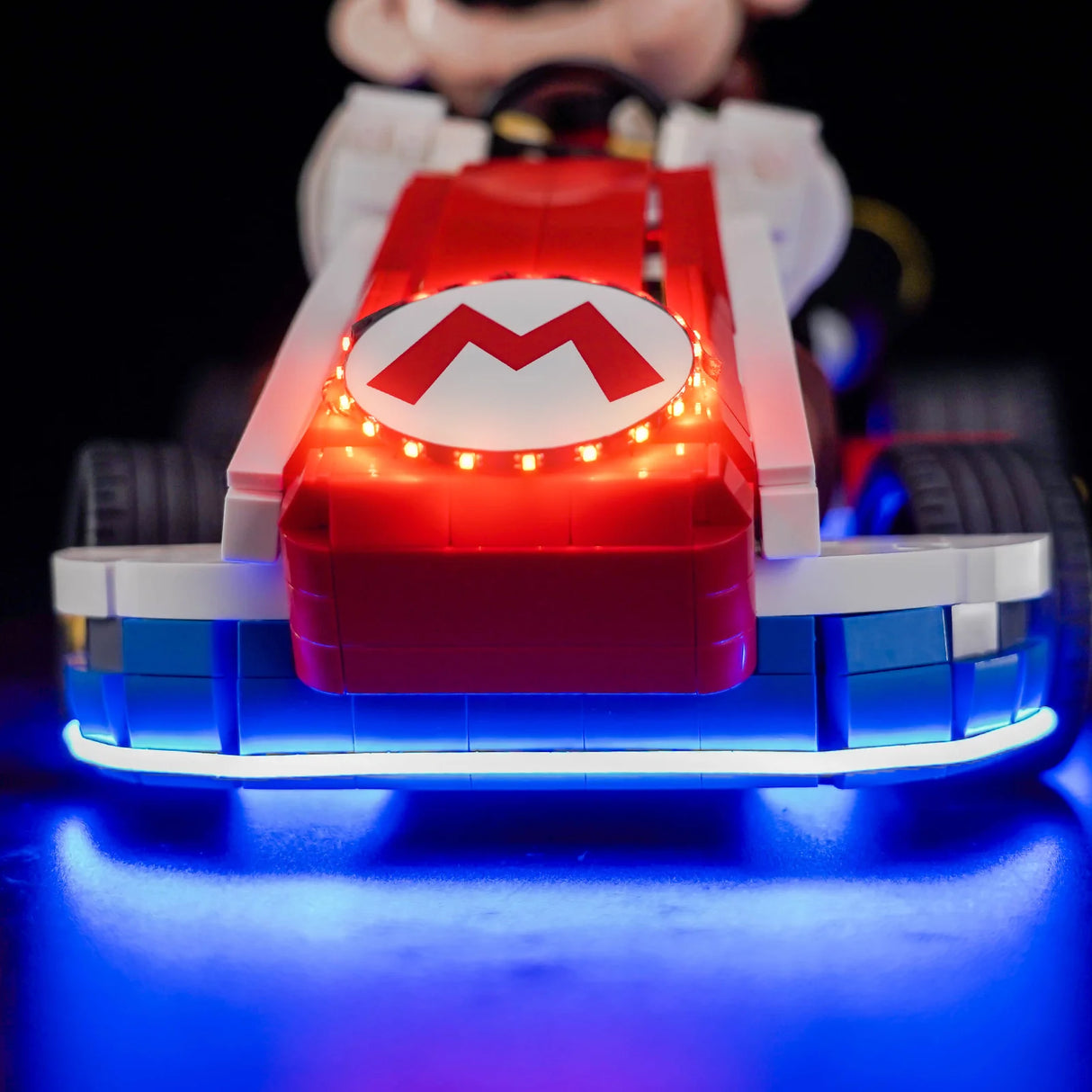 Nahaufnahme eines Mario Kart Spielzeugs mit leuchtenden roten und blauen Lichtern