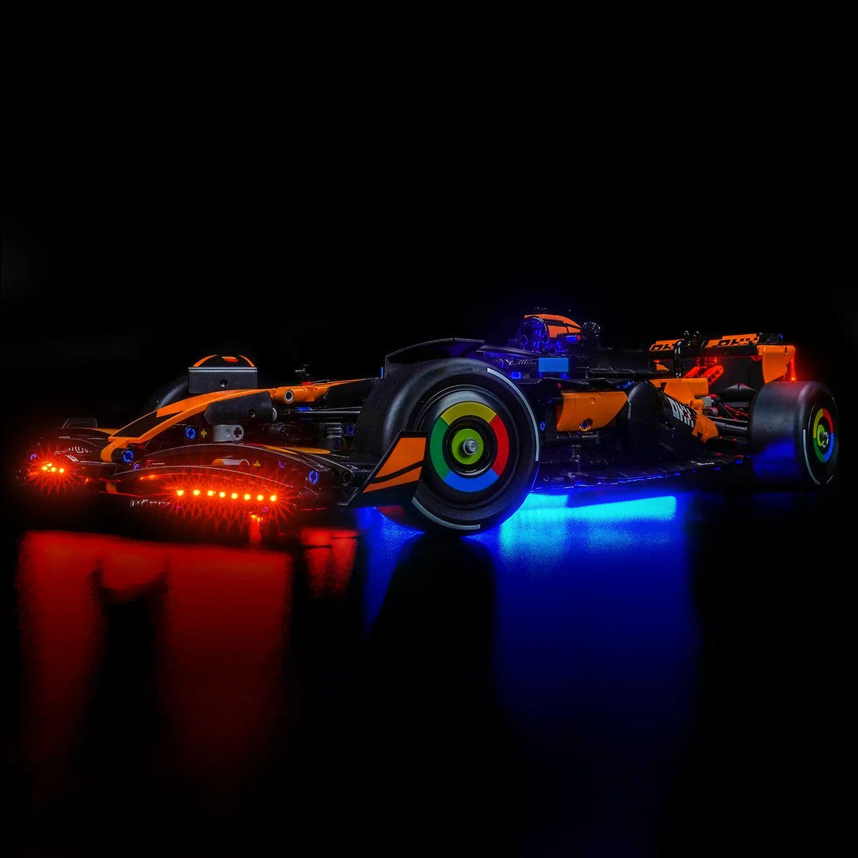 Orangefarbener und schwarzer Formel-1-Rennwagen mit roten und blauen Lichtern
