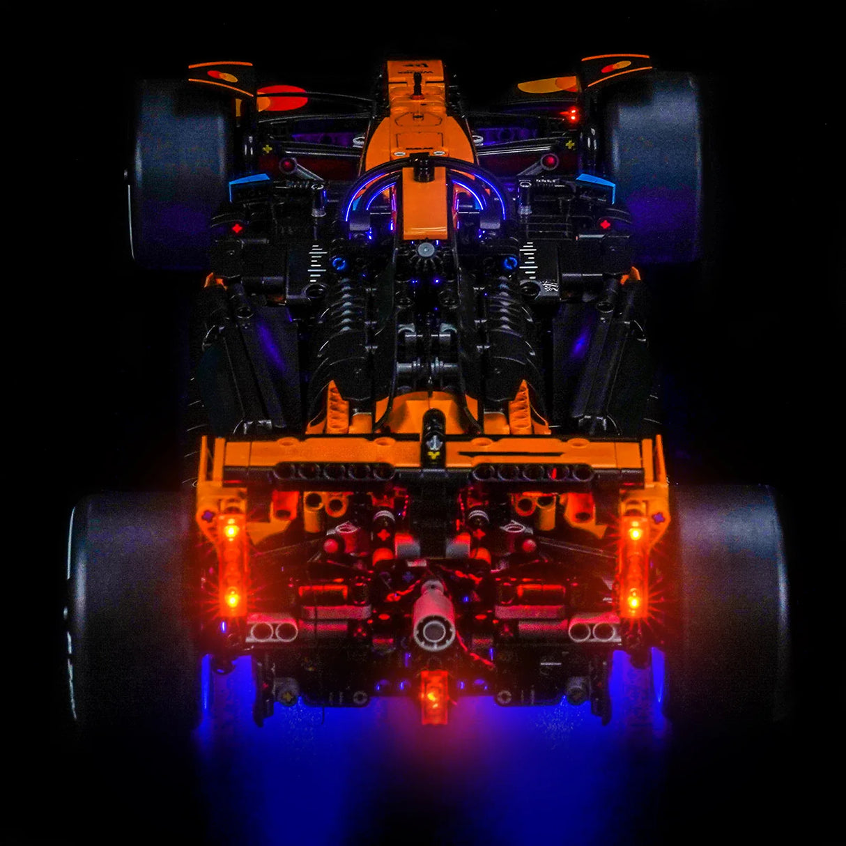 Orangefarbenes und schwarzes Formel-1-Modellauto mit blauen und roten Lichtern
