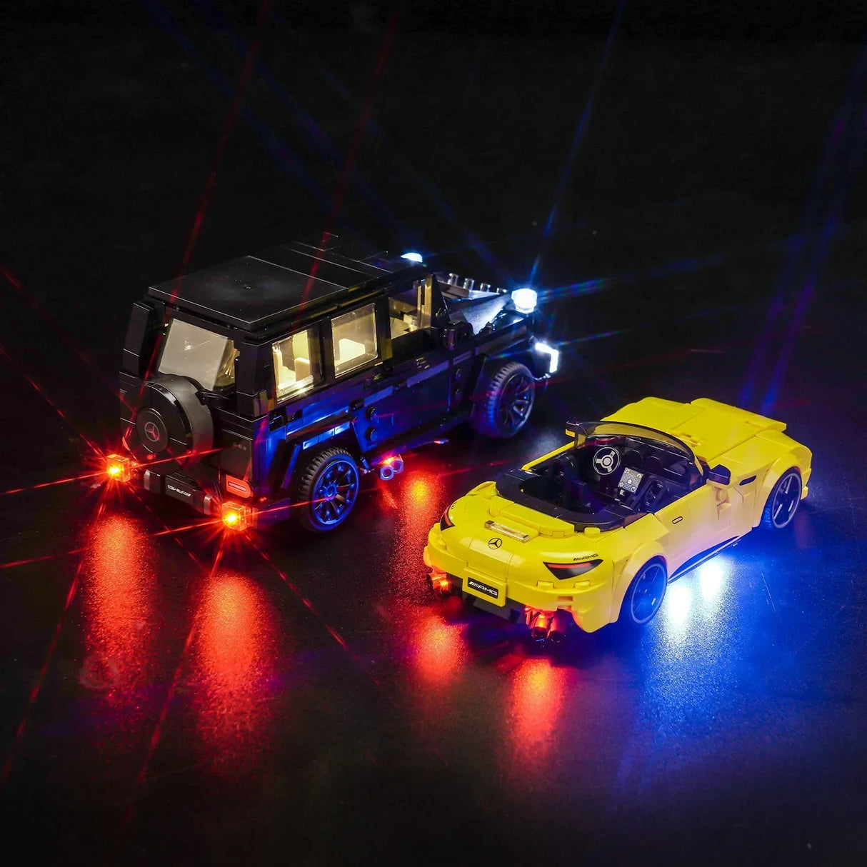 Zwei beleuchtete Mercedes AMG Modellautos aus Klemmbausteinen auf dunklem Untergrund