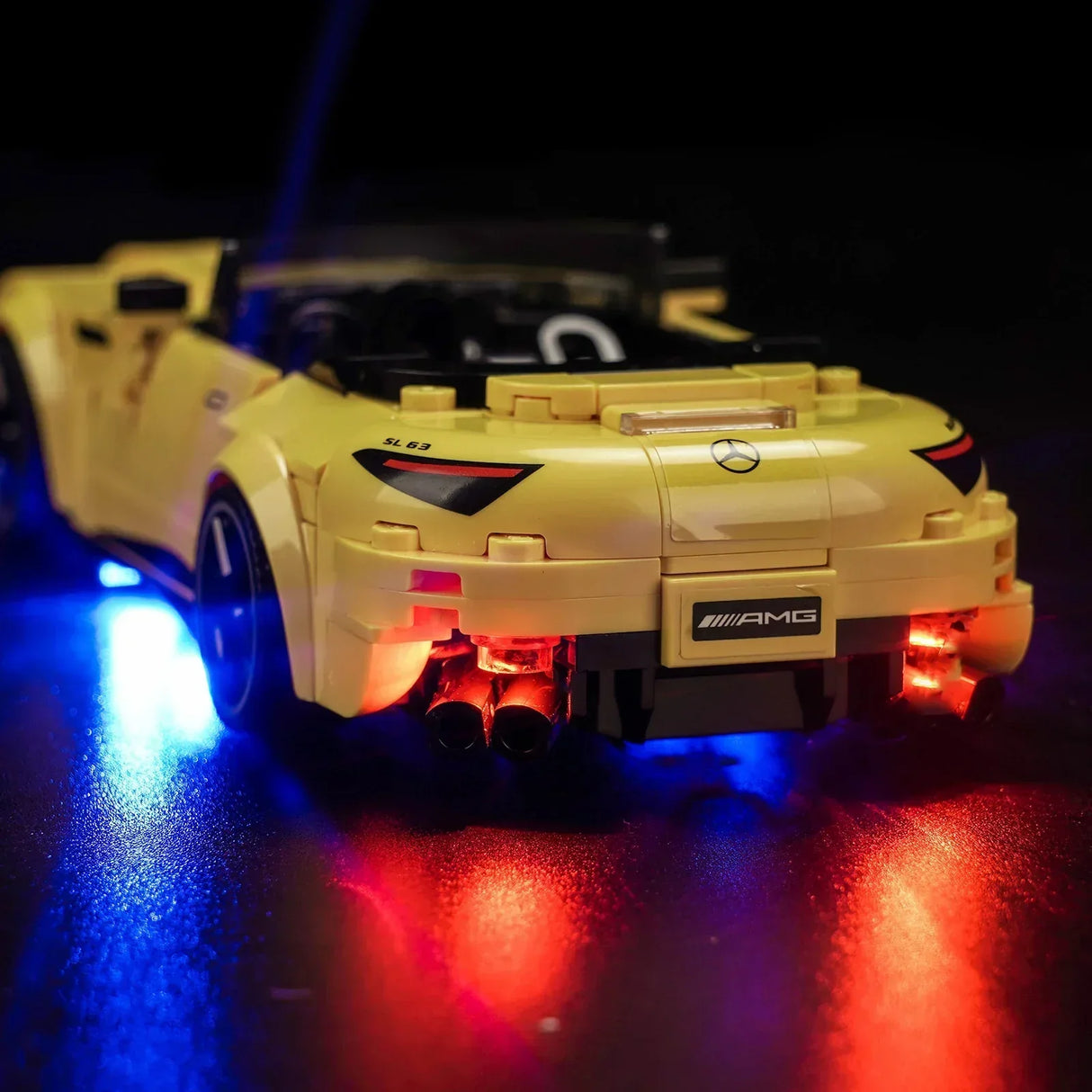 Gelbes Mercedes AMG SL 63 Modellauto aus Klemmbausteinen mit roter und blauer Beleuchtung
