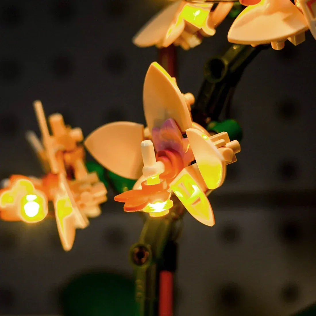 Nahaufnahme von leuchtenden LEGO-Blumen in Pastellfarben