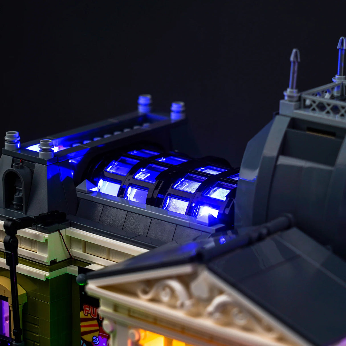 Nahaufnahme des beleuchteten Daches eines LEGO-Gebäudes mit blauen Lichtern