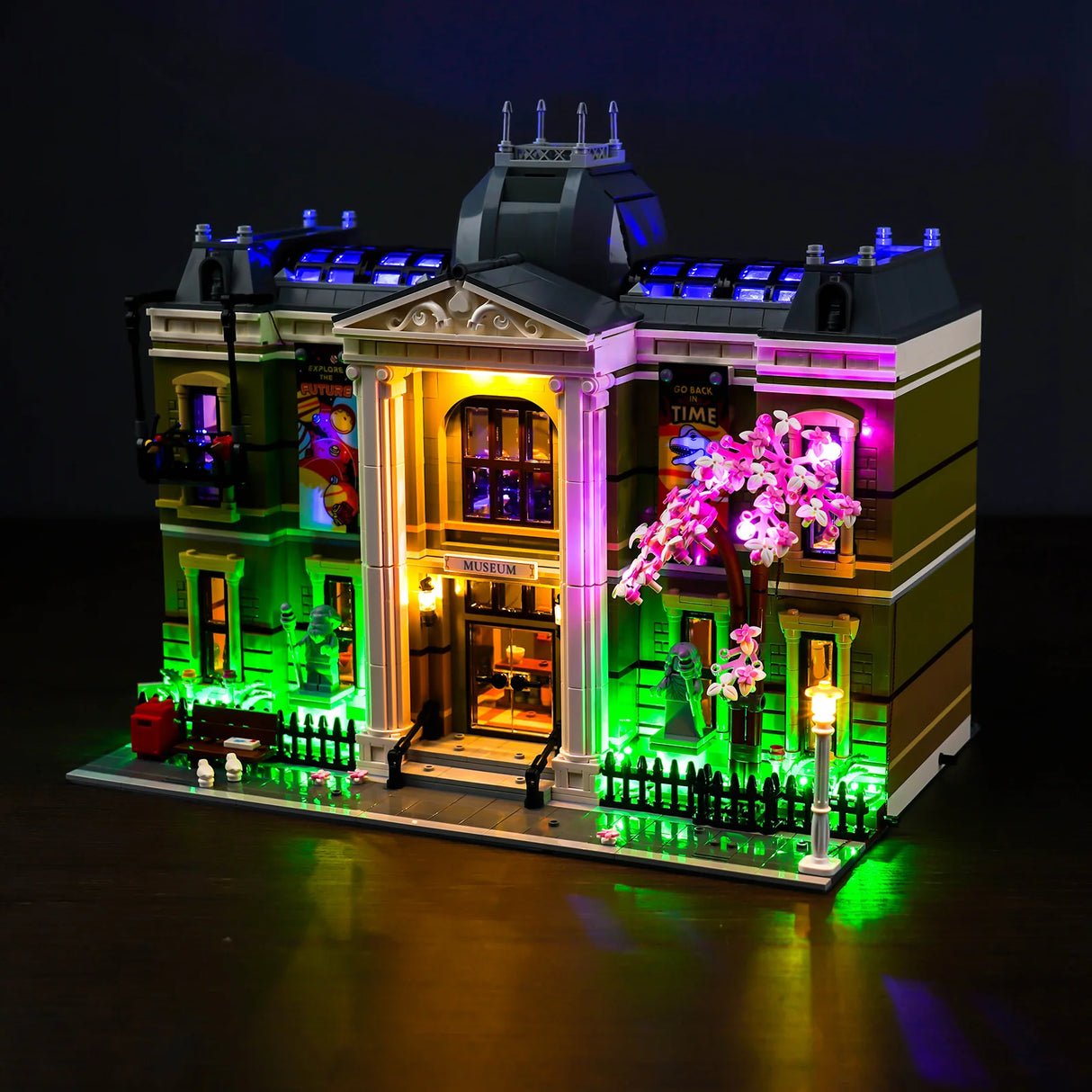 Beleuchtetes LEGO Museum mit bunten Lichtern und Kirschblütenbaum