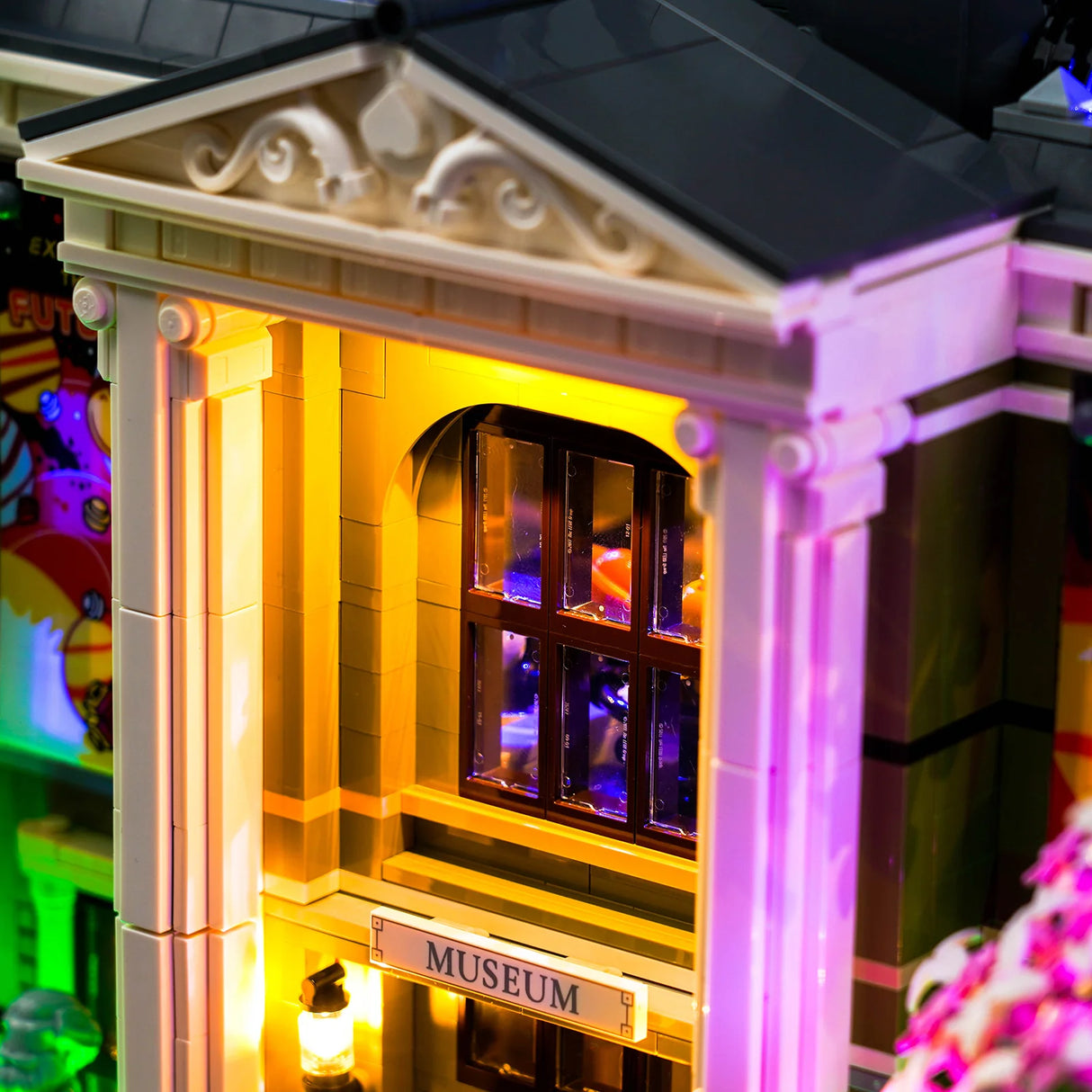 Nahaufnahme eines beleuchteten LEGO Museums mit gelben und violetten Lichtern