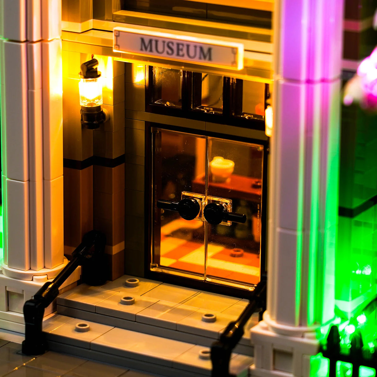 Nahaufnahme des Eingangs eines Museums aus Legosteinen mit Lichtern