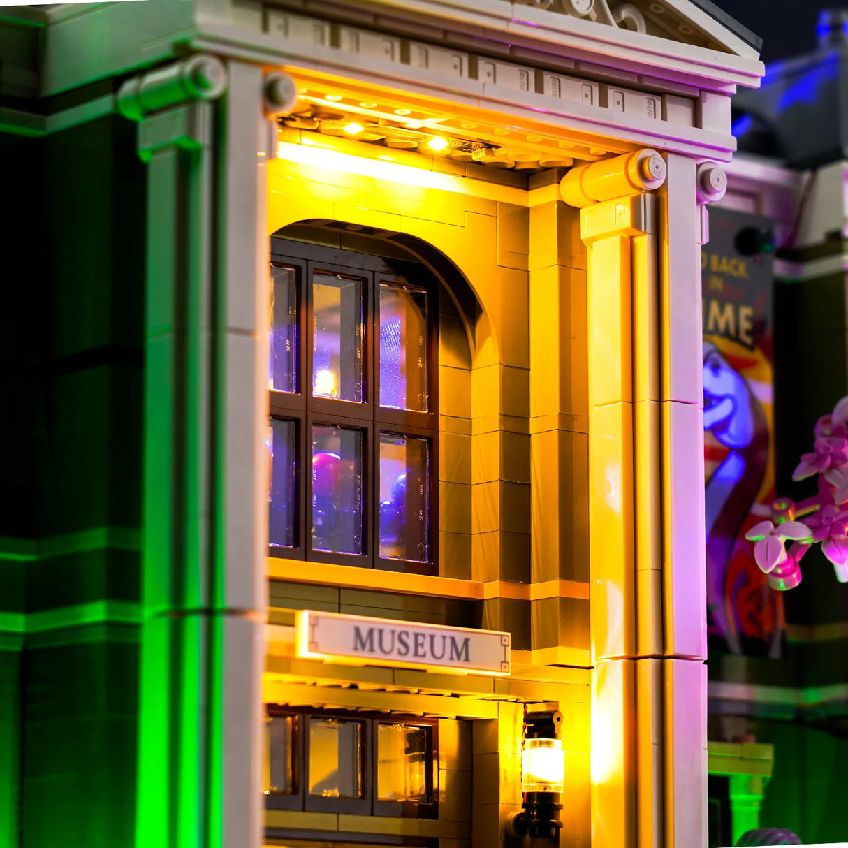 Beleuchtetes LEGO-Museumsgebäude mit Schild und Fenstern