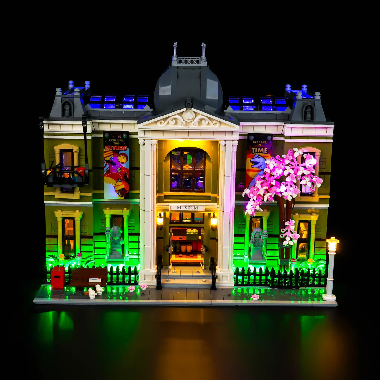 Beleuchtetes LEGO Museum mit grünen, blauen und rosa Lichtern