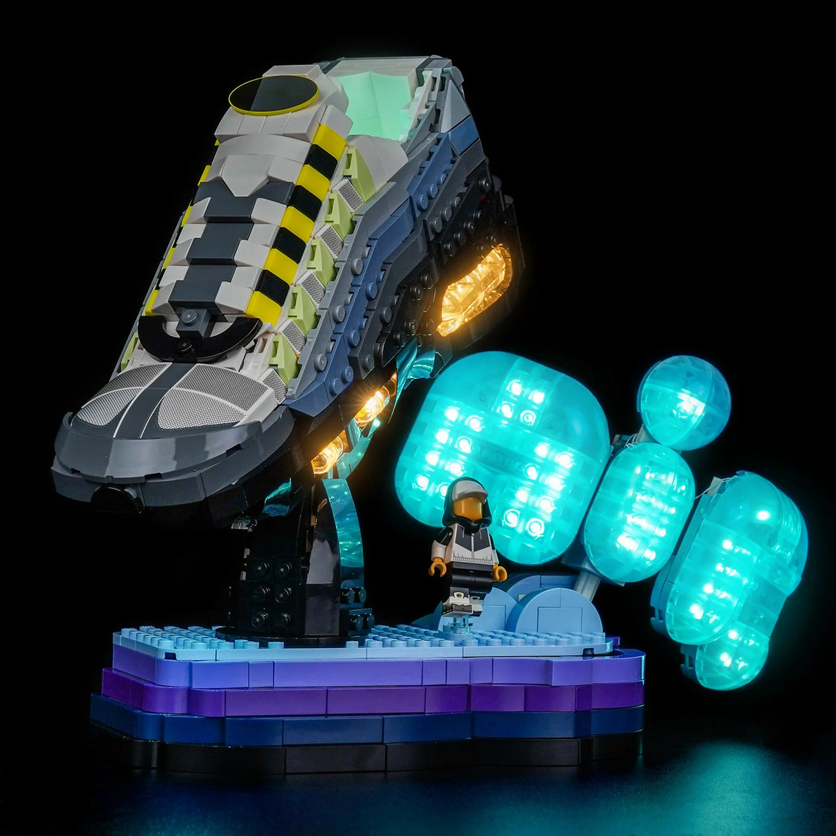 Ein Lego-Sneaker mit gelben und schwarzen Streifen, leuchtenden Lichtern und einer Lego-Figur