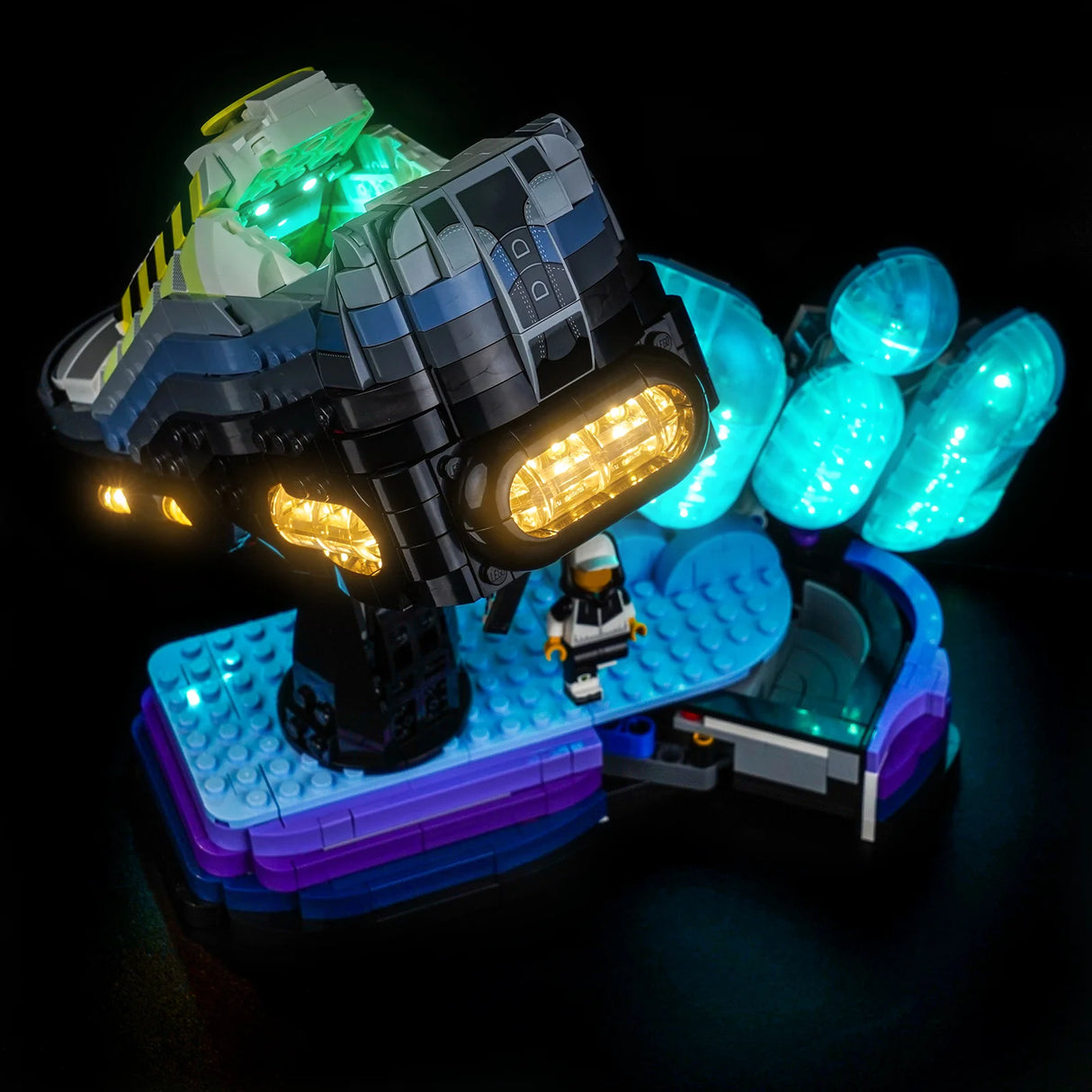 Beleuchtetes Lego-Modell eines Raumschiffs mit einer Minifigur auf einer blauen Plattform
