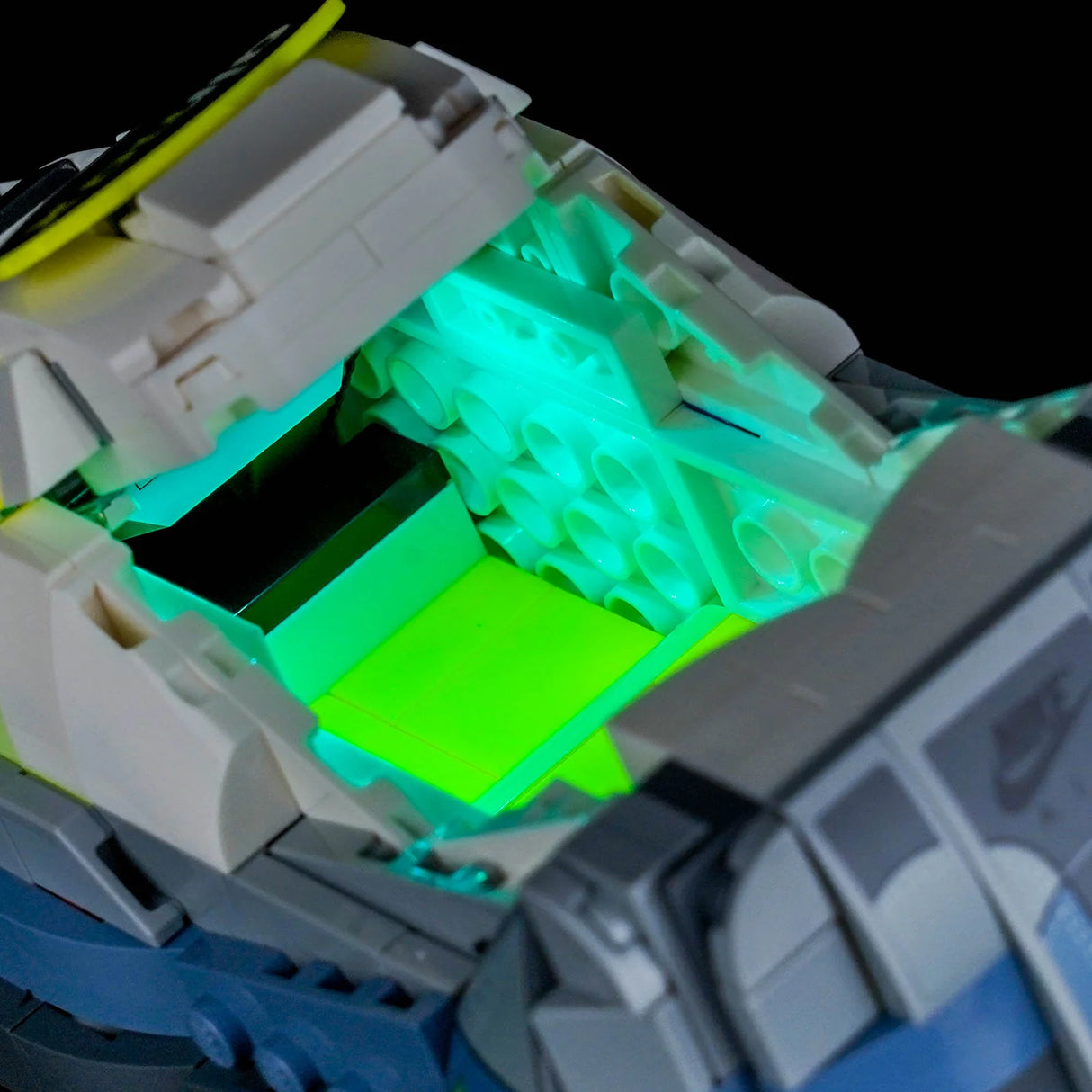 Nahaufnahme eines Lego-Sneakers mit leuchtend grünen und blauen Details