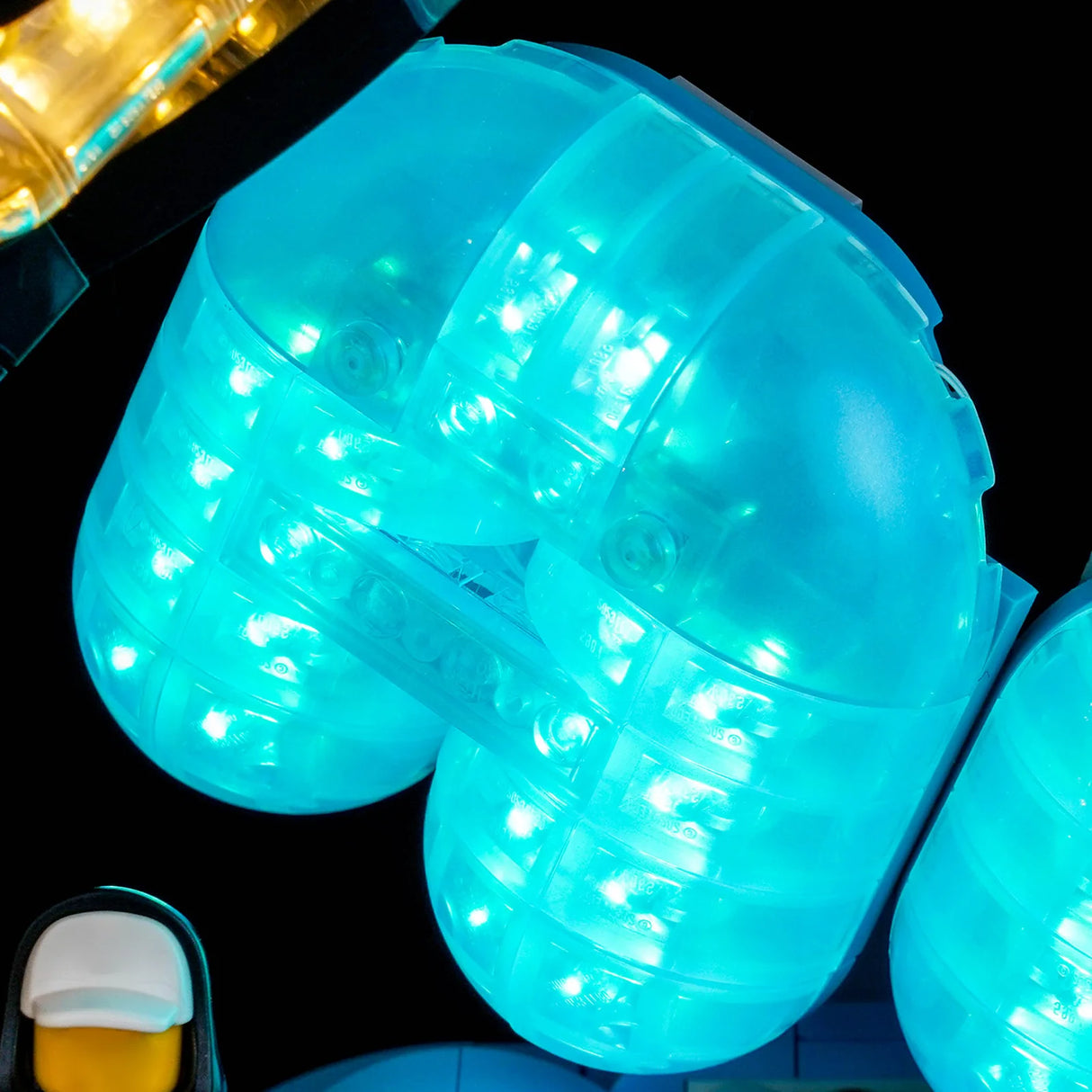 Nahaufnahme von leuchtenden, durchsichtigen, blauen LEGO-Steinen mit kleinen Lichtern im Inneren