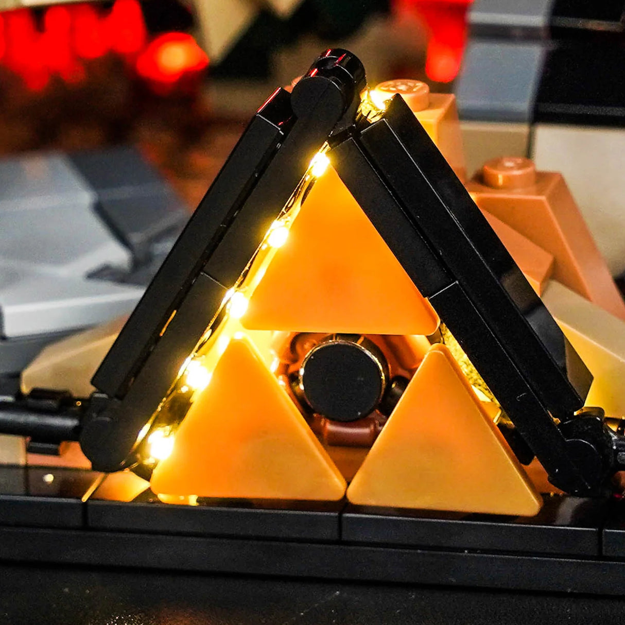 Beleuchtetes Triforce aus gelben Dreiecken und schwarzen Lego-Steinen