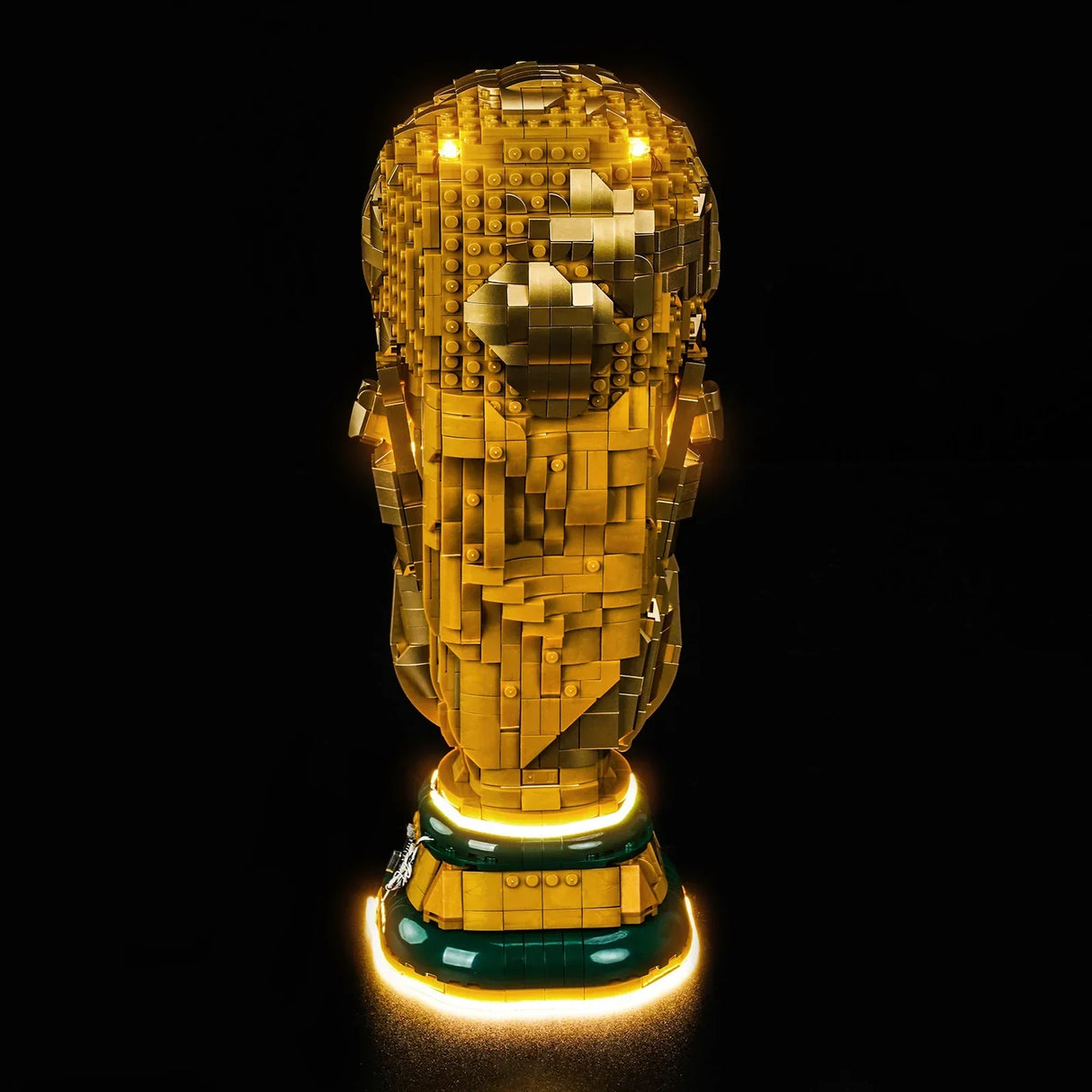Beleuchtete goldene LEGO Trophäe auf grünem Sockel