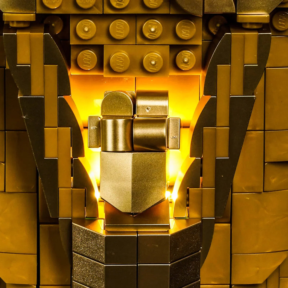 Nahaufnahme eines goldenen Lego-Modells mit leuchtenden Details