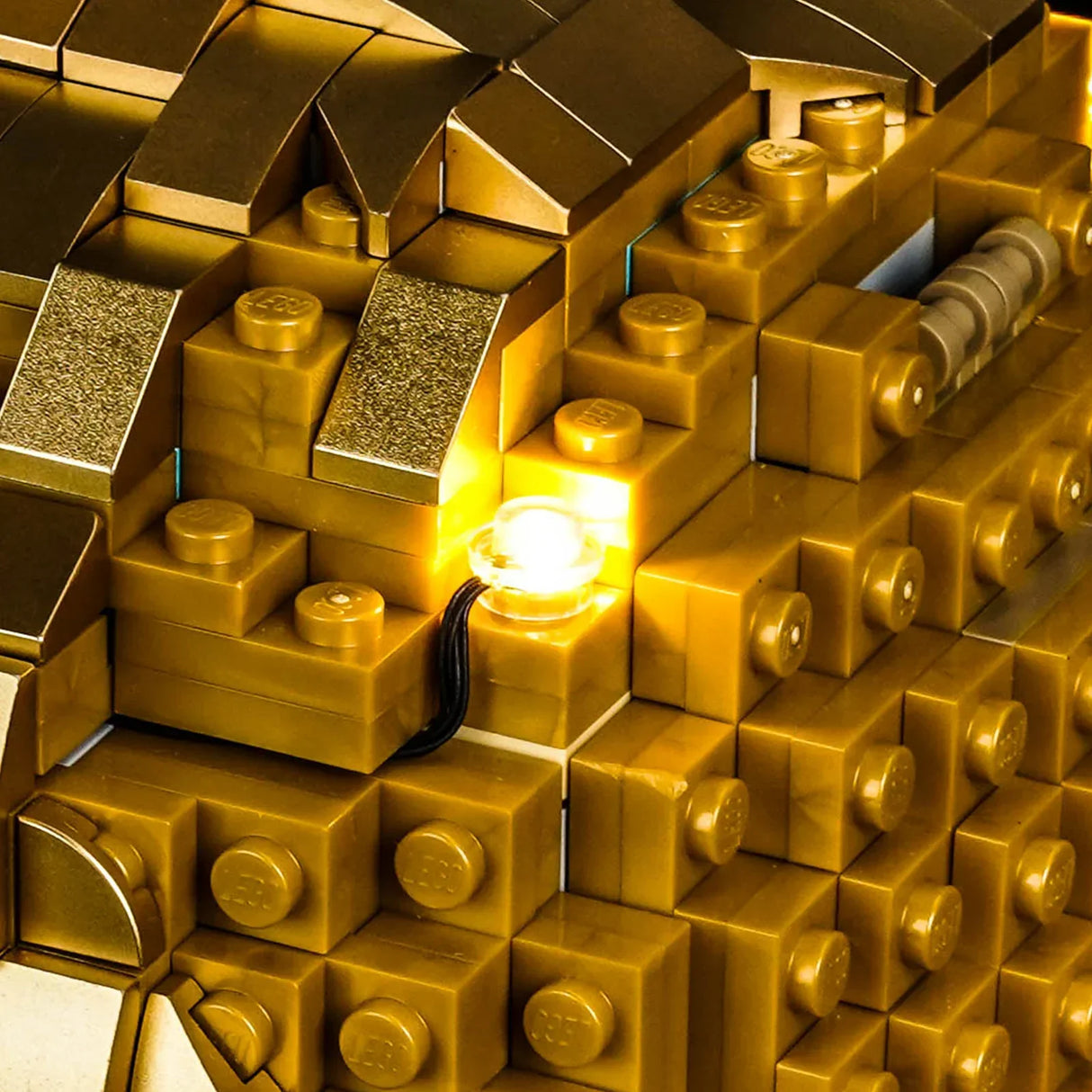 Nahaufnahme von goldenen Legosteinen mit einem leuchtenden Licht in der Mitte