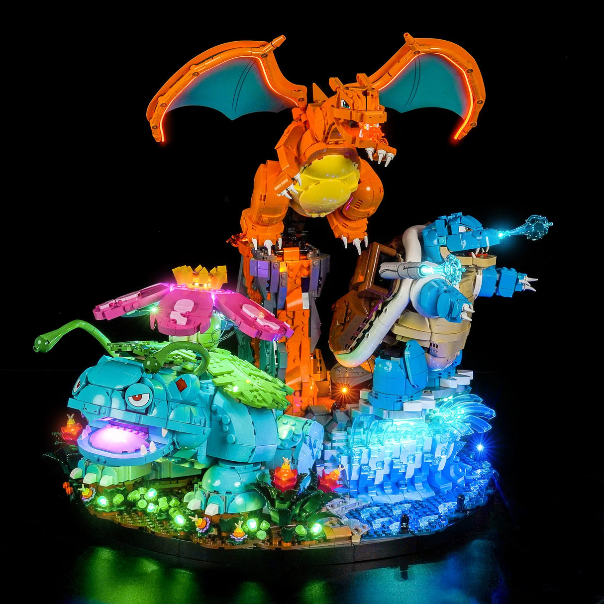 Beleuchtetes Lego-Modell von Charizard, Blastoise und Venusaur auf einem Diorama