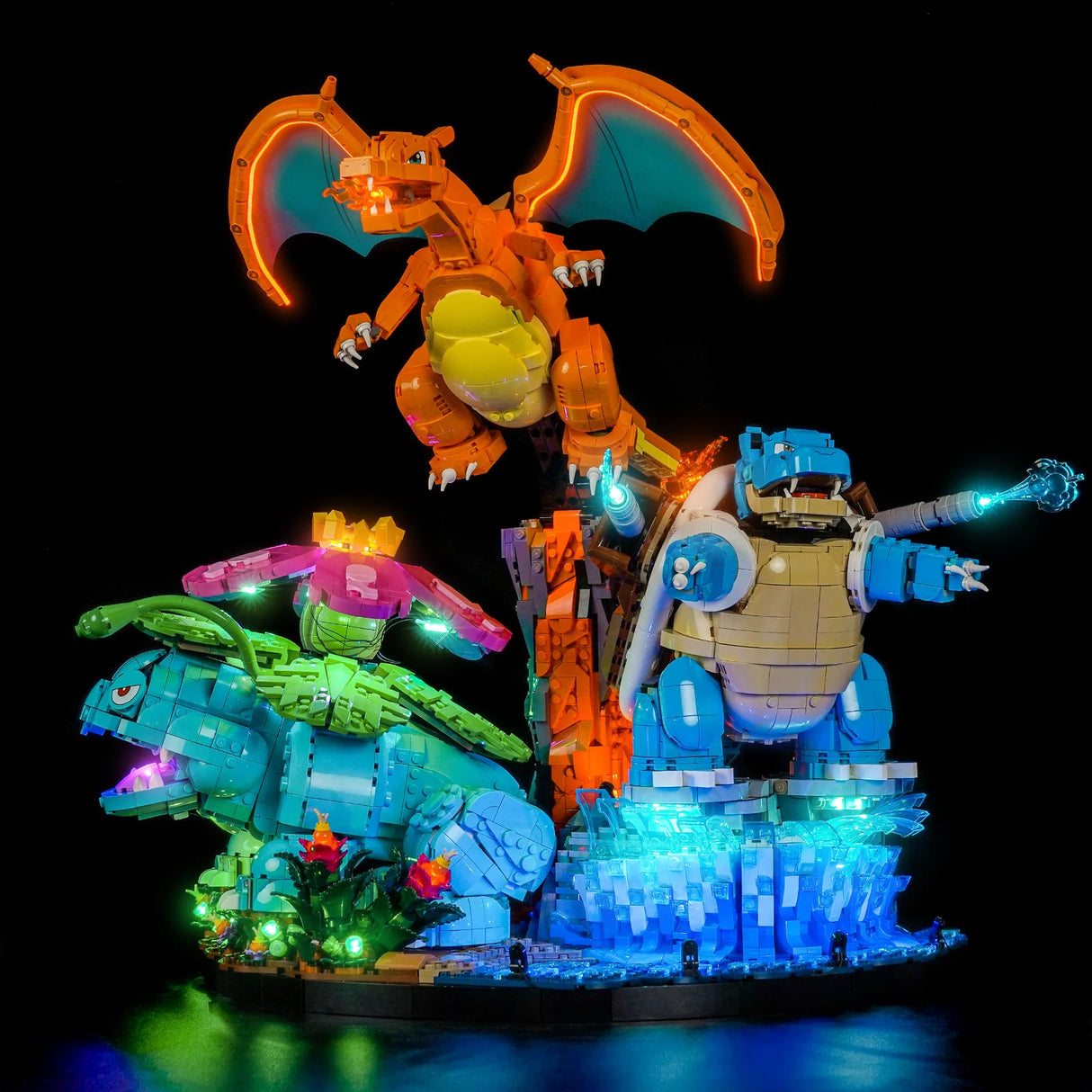 Beleuchtete Lego-Figuren von Glurak, Turtok und Bisaflor auf schwarzem Hintergrund