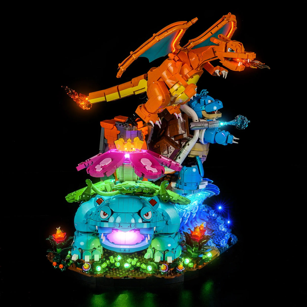 Beleuchtetes Lego-Modell von Charizard, Blastoise und Venusaur auf schwarzem Hintergrund