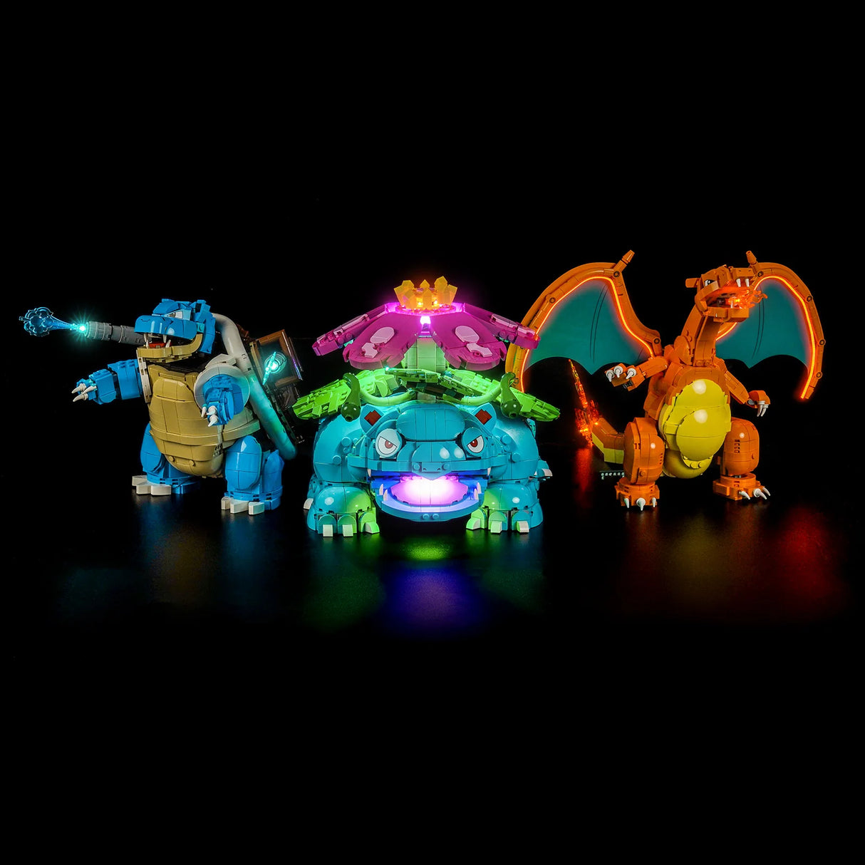 Drei leuchtende Pokémon-Figuren: Blastoise, Venusaur und Charizard