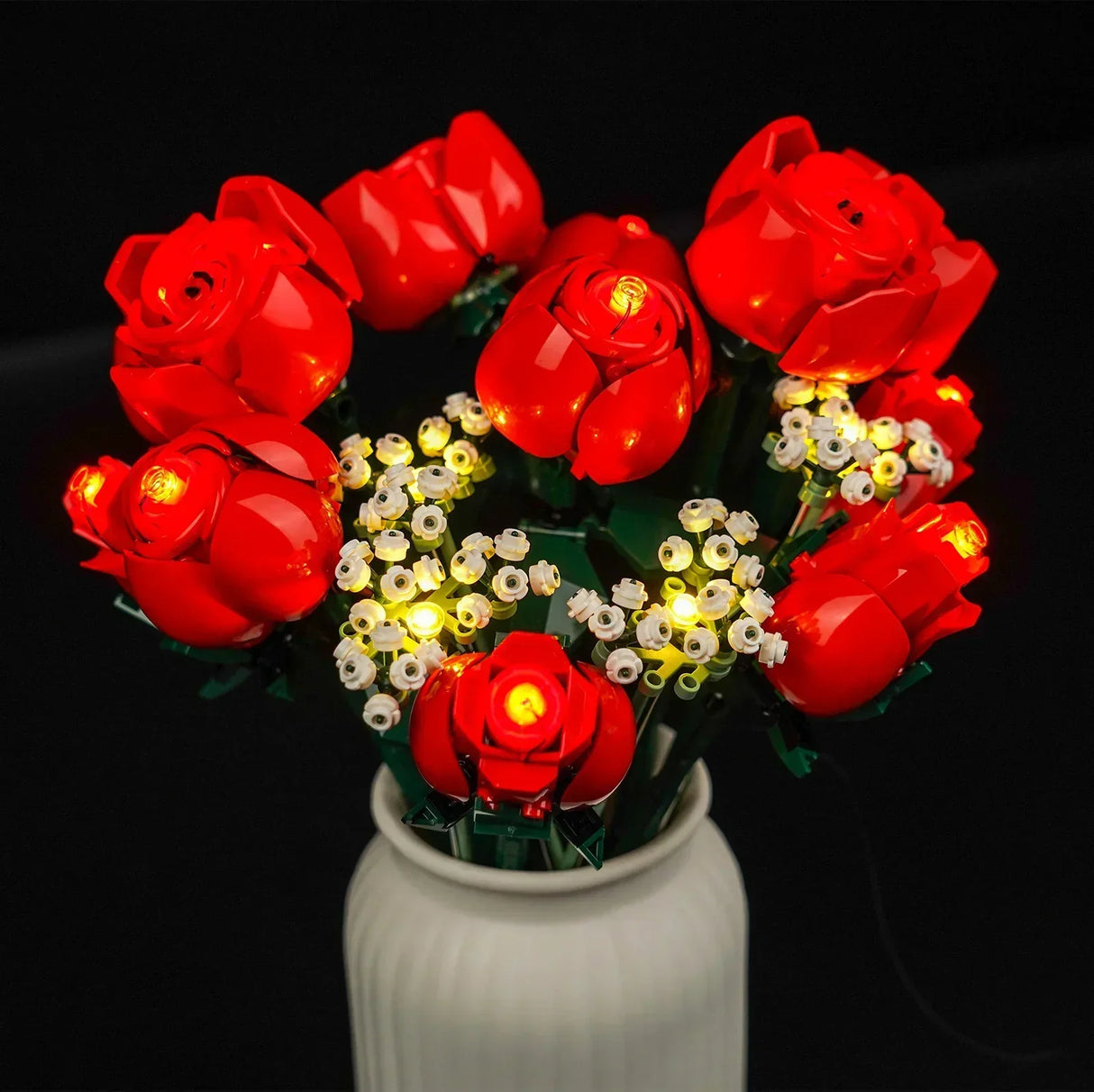 Beleuchteter Rosenstrauß aus Legosteinen in einer weißen Vase