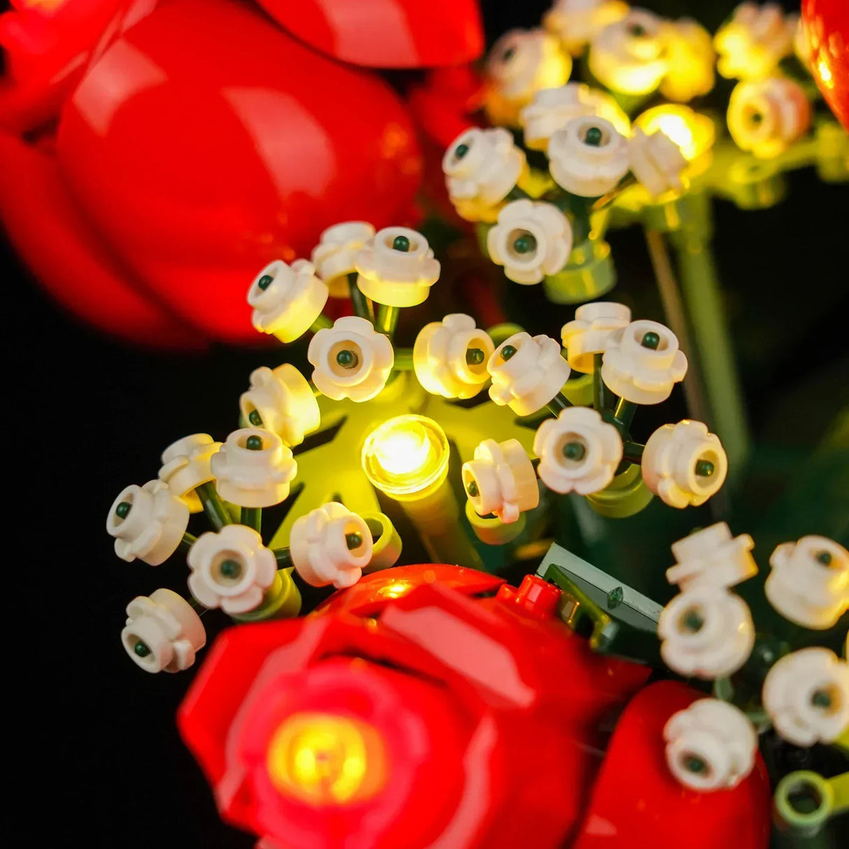 Nahaufnahme eines leuchtenden Blumenstraußes aus roten und weißen Legosteinen