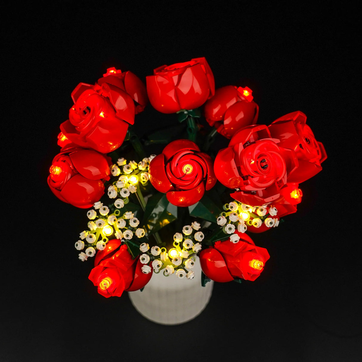 Beleuchteter Rosenstrauß aus Legosteinen in einer weißen Vase