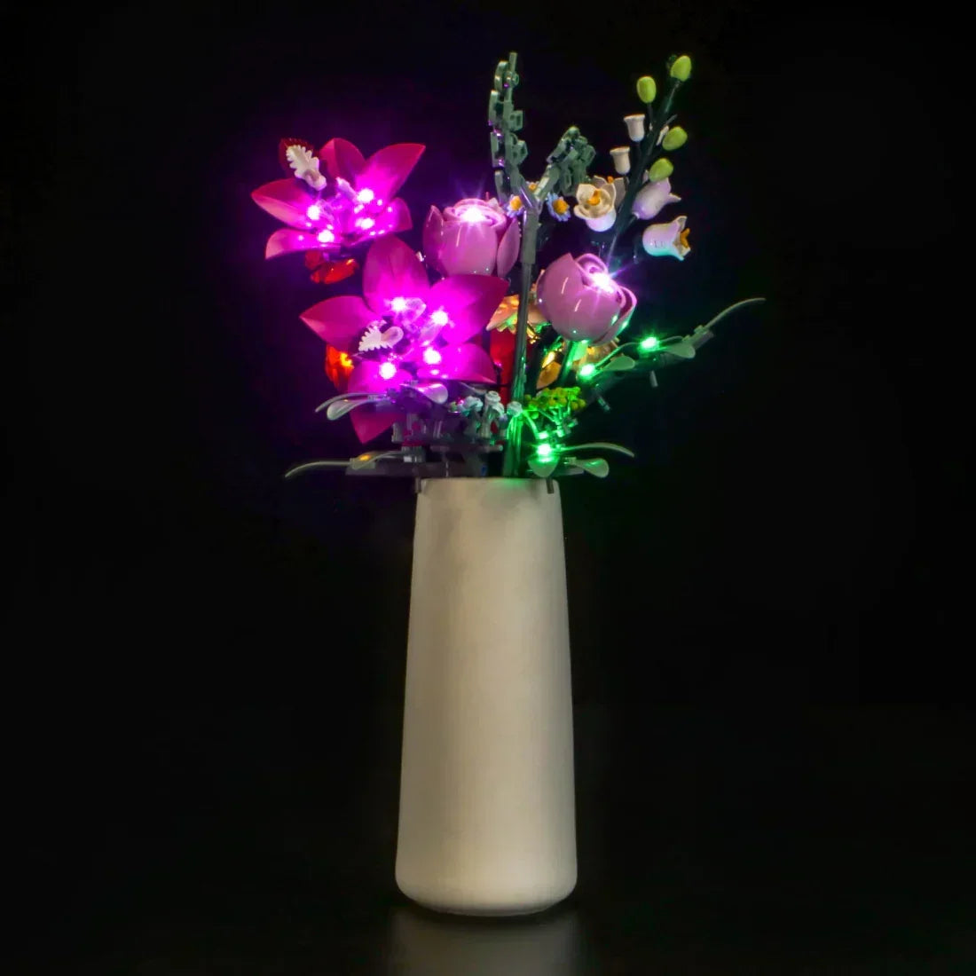 Beleuchteter Blumenstrauß aus Bausteinen in einer weißen Vase