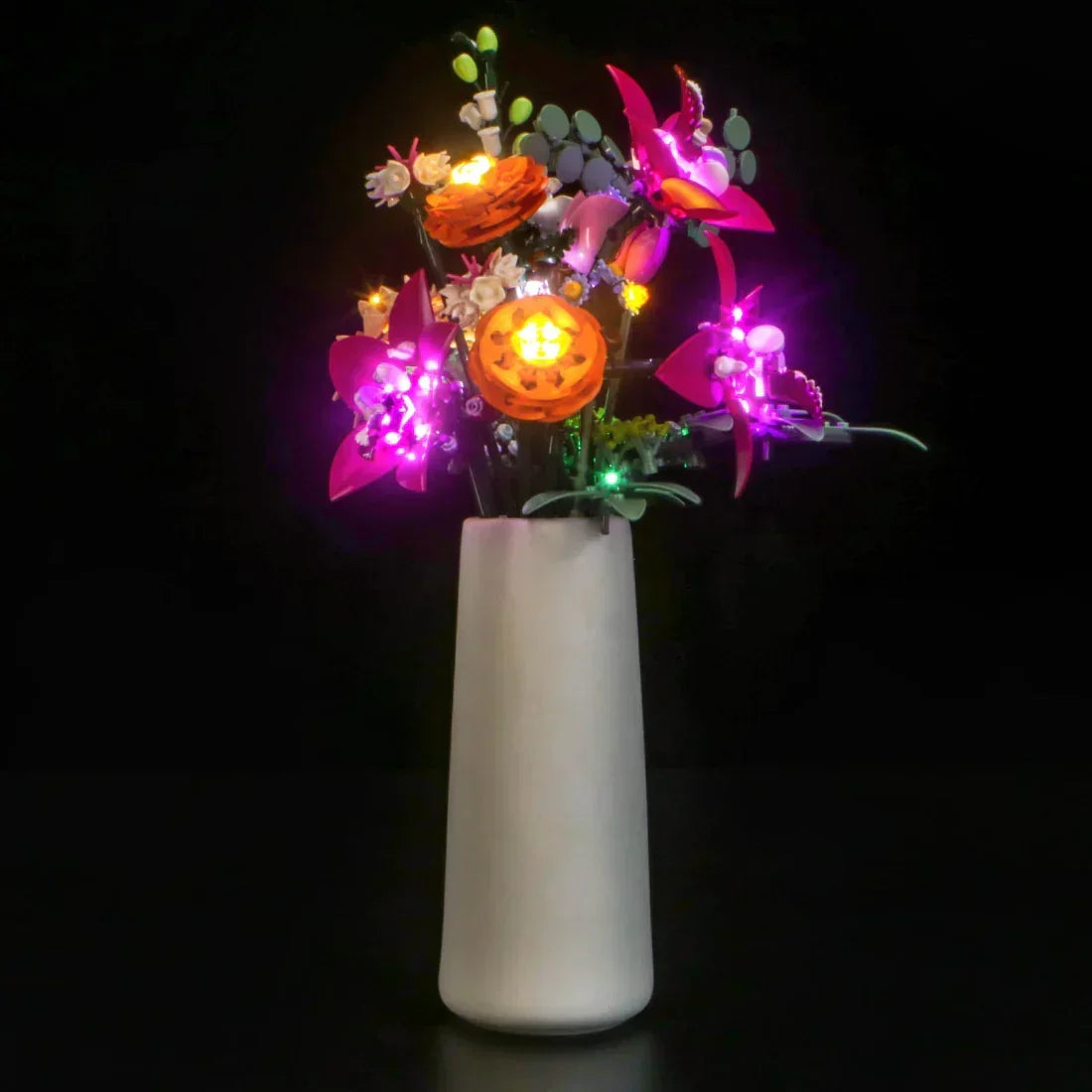 Leuchtender Blumenstrauß in einer weißen Vase