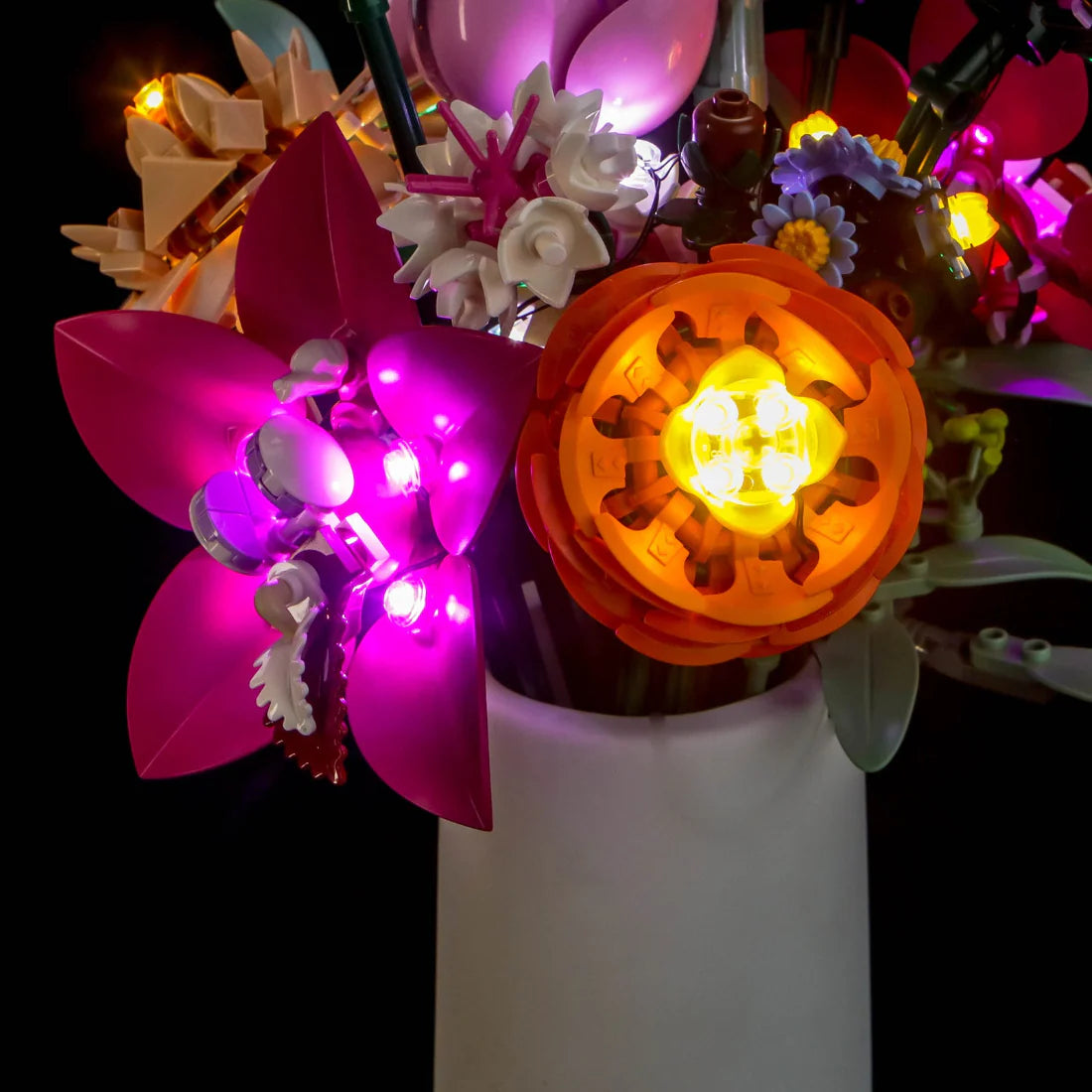Nahaufnahme eines beleuchteten LEGO Blumenstraußes in einer weißen Vase