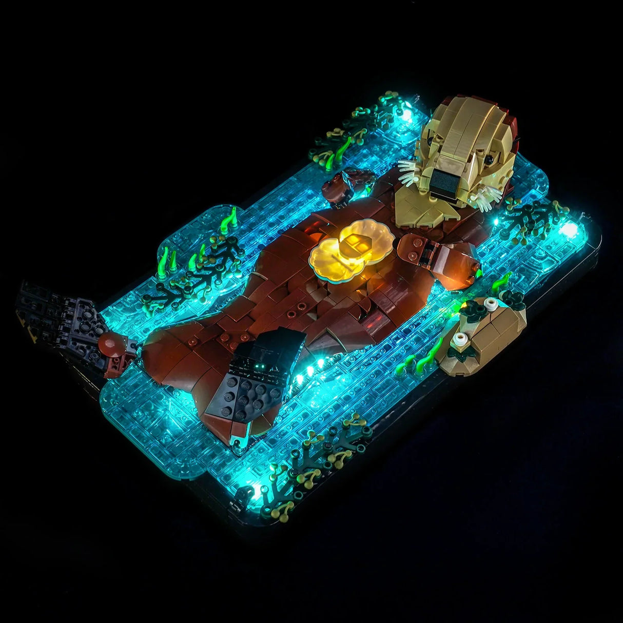 Beleuchteter LEGO Seeotter auf dem Rücken schwimmend mit Muschel auf dem Bauch