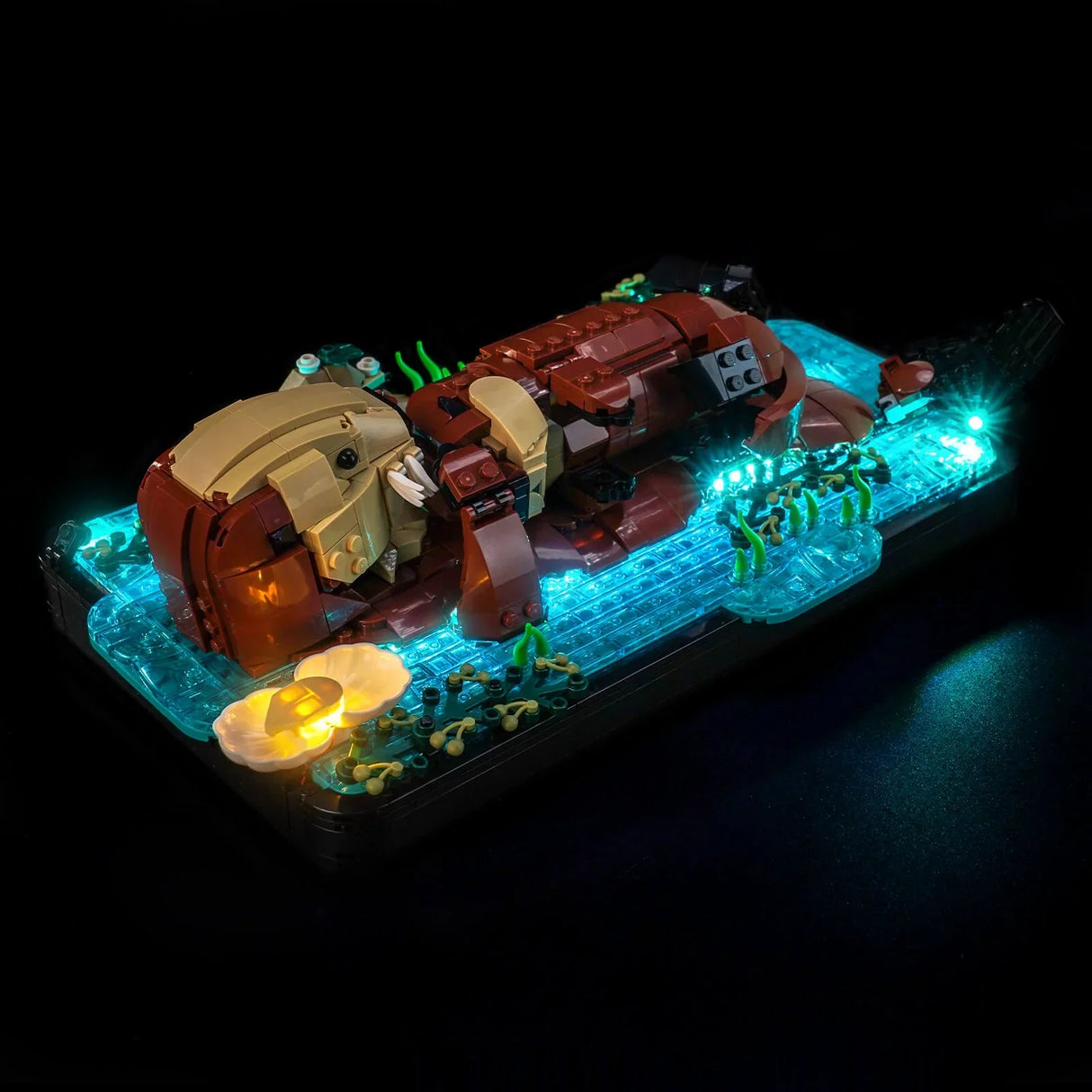 Lego-Modell eines Seeotters, der auf dem Rücken in leuchtend blauem Wasser schwimmt, mit leuchtenden Muscheln und Pflanzen