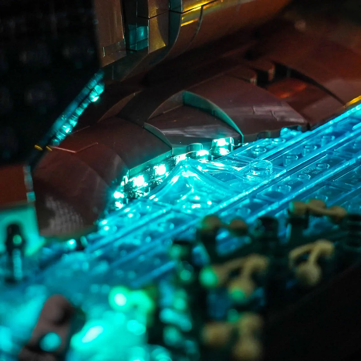 Nahaufnahme eines beleuchteten Lego-Modells mit leuchtend blauen Lichtern