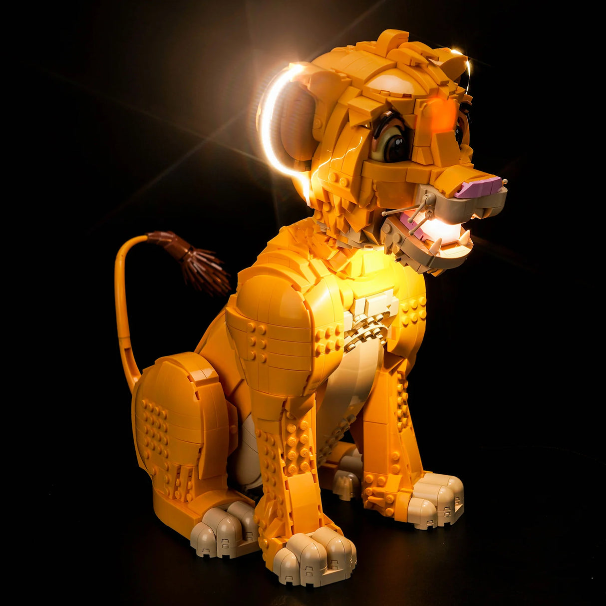Beleuchtete Lego Figur von Simba aus dem Koenig der Loewen vor schwarzem Hintergrund