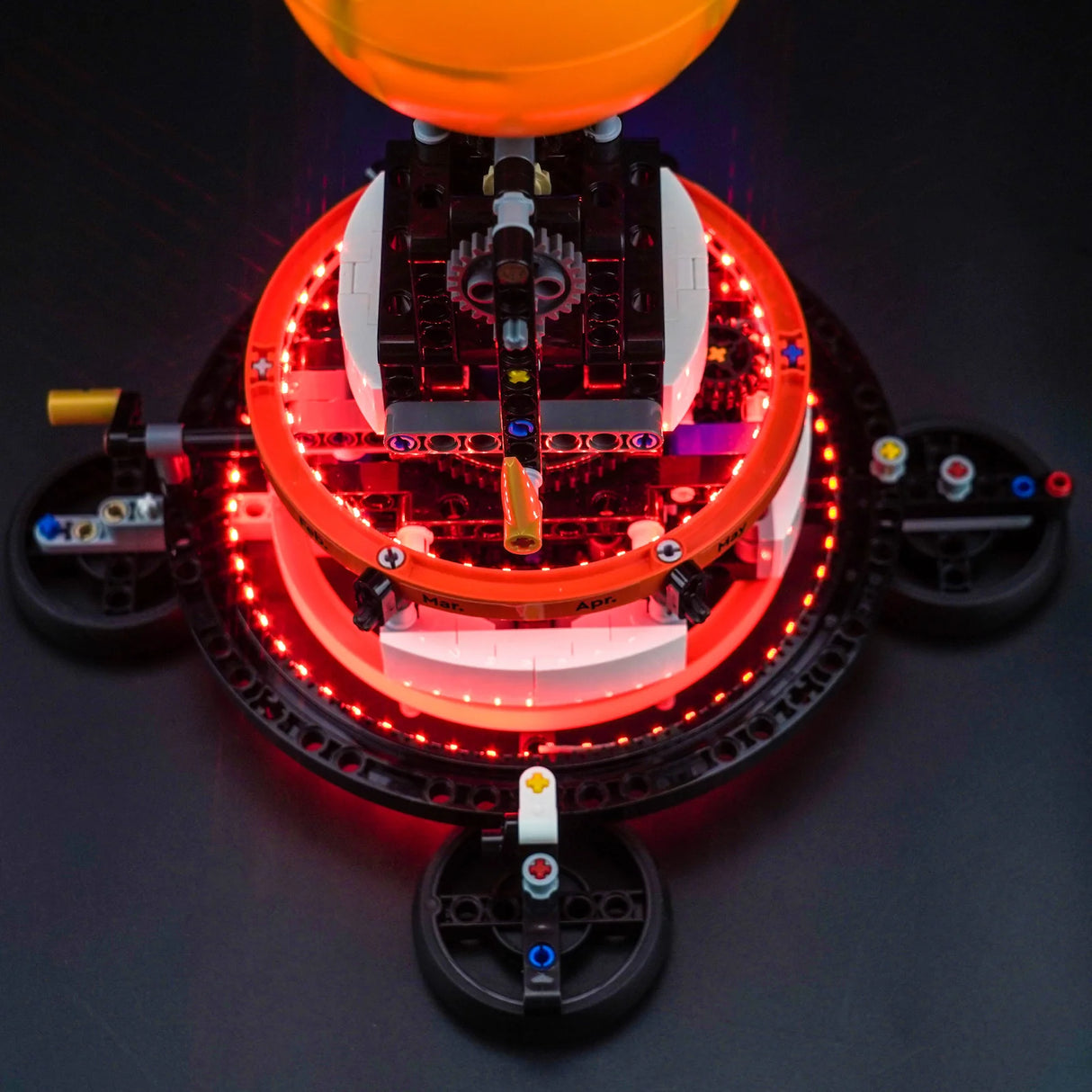 Beleuchtetes Modell eines Planetengetriebes aus Bausteinen mit rotem LED Ring
