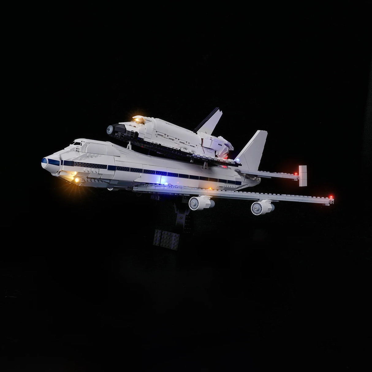 Beleuchtetes Modell eines Space Shuttles auf einem Flugzeugträger vor schwarzem Hintergrund
