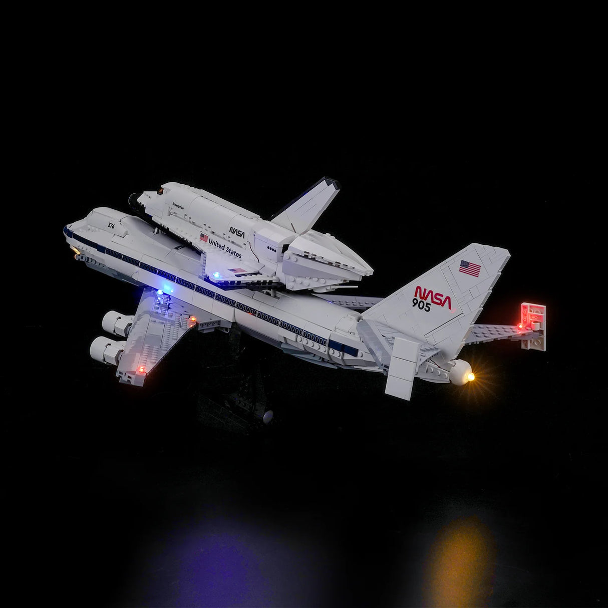 Beleuchtetes Lego-Modell des NASA Space Shuttle Enterprise auf einem Boeing 747 Trägerflugzeug