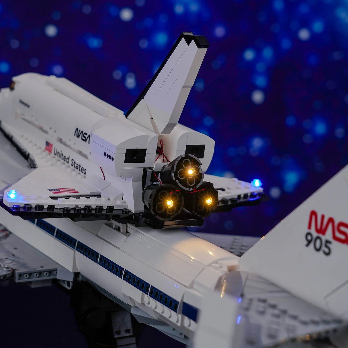 LEGO NASA Space Shuttle mit leuchtenden Triebwerken und Lichtern
