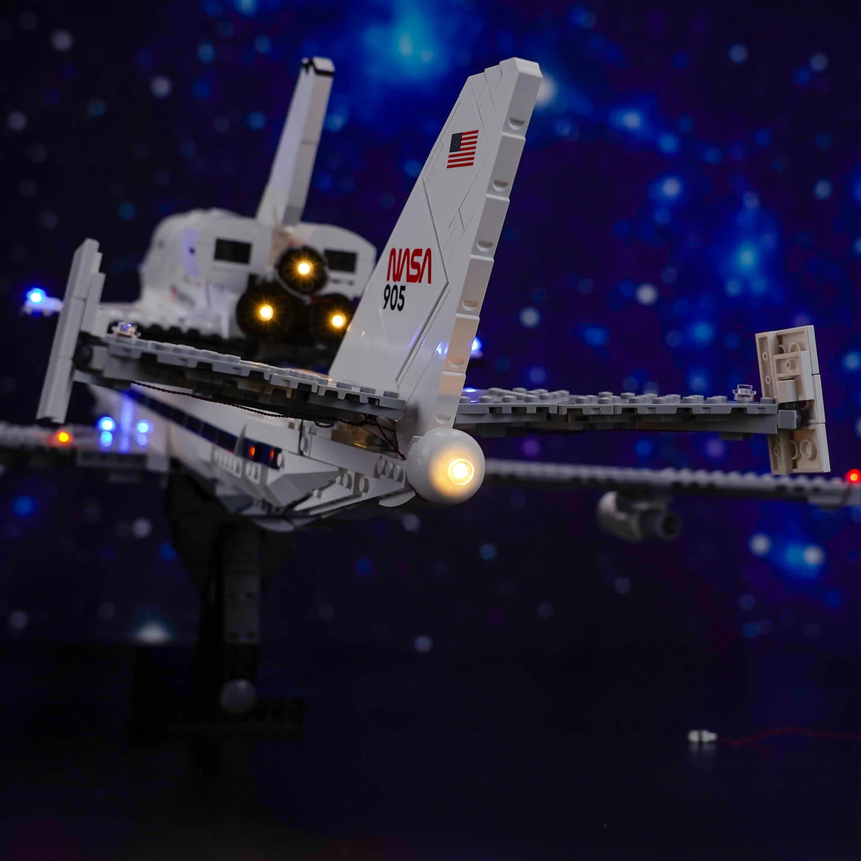 Beleuchtetes LEGO Space Shuttle Modell mit NASA-Logo und US-Flagge auf dem Heckflügel
