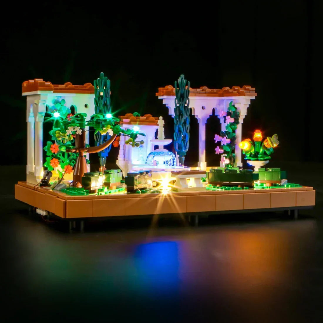 Beleuchteter LEGO Garten mit Brunnen, Bäumen und Blumen