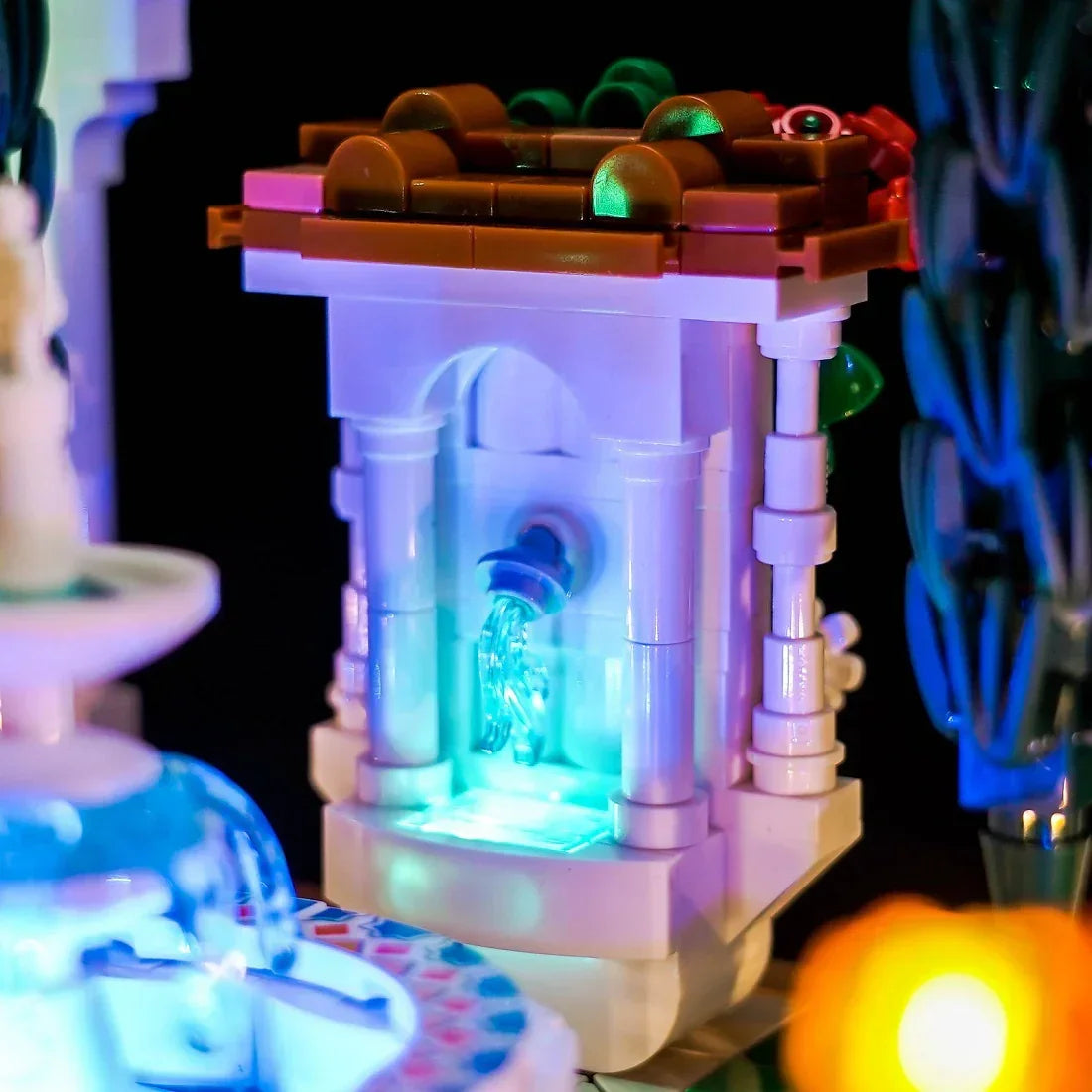 Beleuchteter LEGO Brunnen mit blauem Wasser und braunem Dach