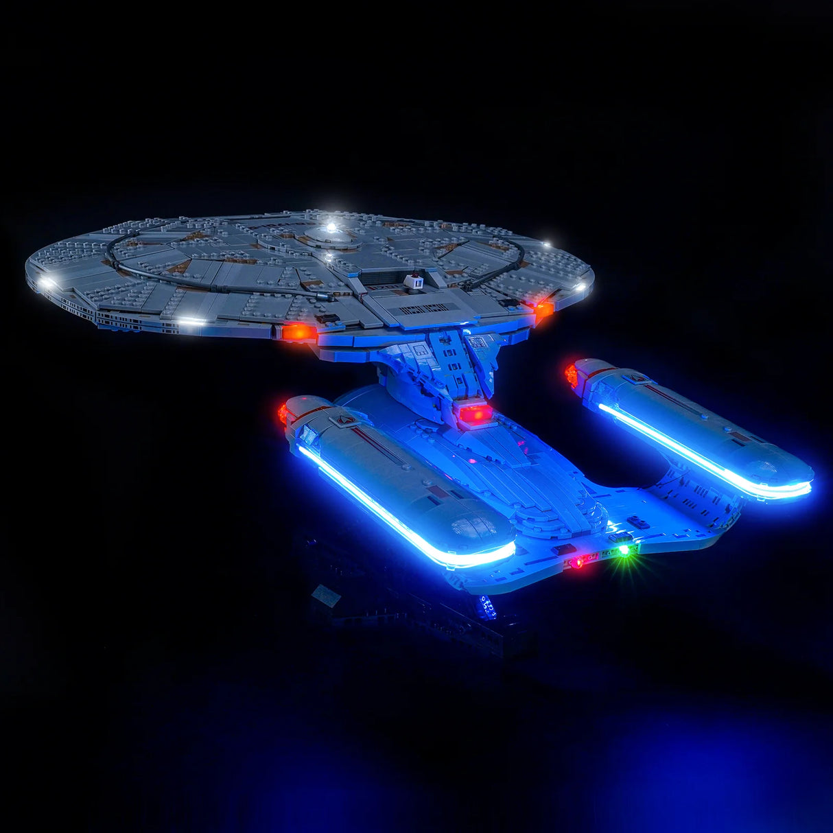 Beleuchtetes LEGO Raumschiff Enterprise auf schwarzem Hintergrund
