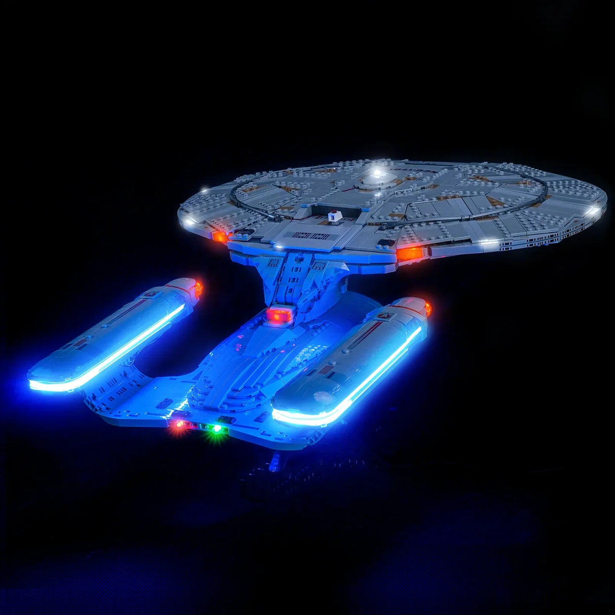 Beleuchtetes LEGO Star Trek Raumschiffmodell in der Dunkelheit