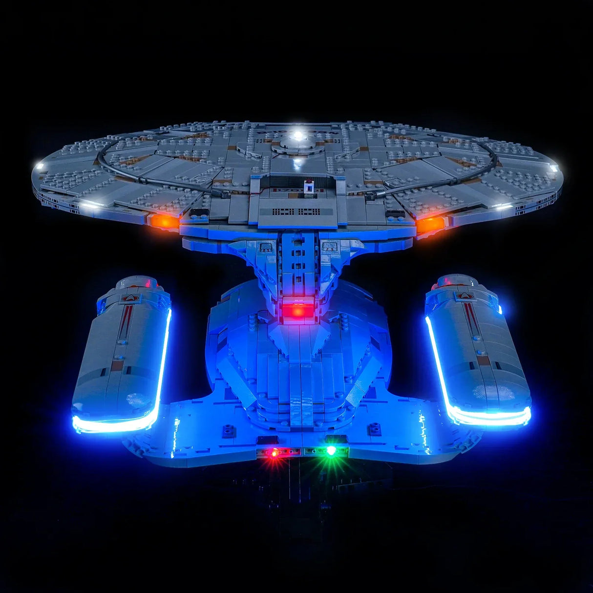 Beleuchtetes Lego Star Trek Raumschiff auf schwarzem Hintergrund
