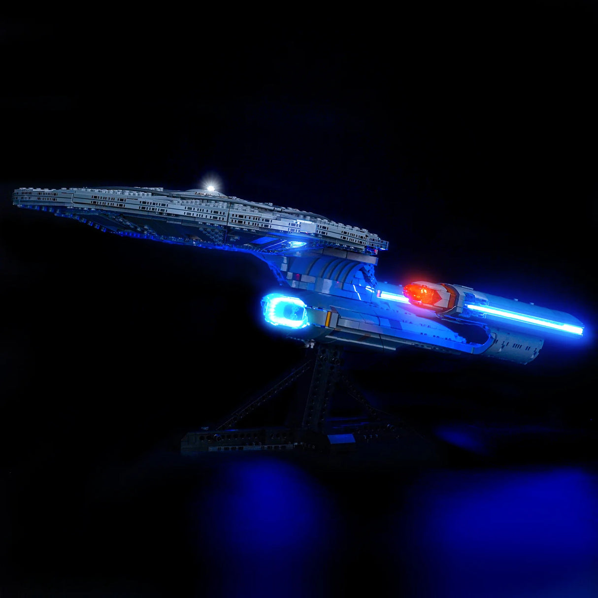 Beleuchtetes LEGO Star Trek Raumschiff auf Ständer im Dunkeln